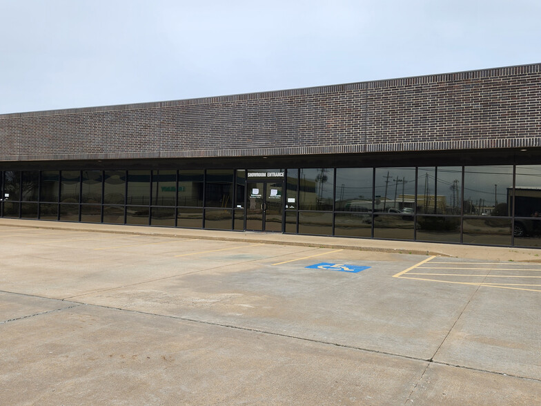 10011-10015 E 51st St, Tulsa, OK à louer - Photo de l’immeuble – Image 1 sur 3