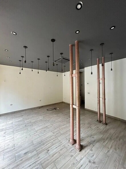 Local commercial dans Paris à louer - Photo de l’immeuble – Image 2 sur 4