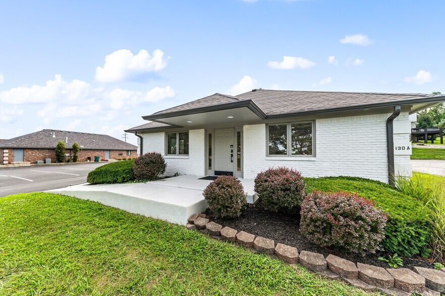 130 Fairway Lakes Dr, Franklin, IN à vendre - Photo de l’immeuble – Image 2 sur 55