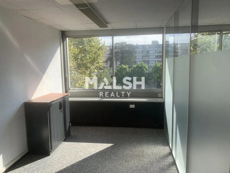 Bureau dans Villeurbanne à louer - Photo de l’immeuble – Image 3 sur 10