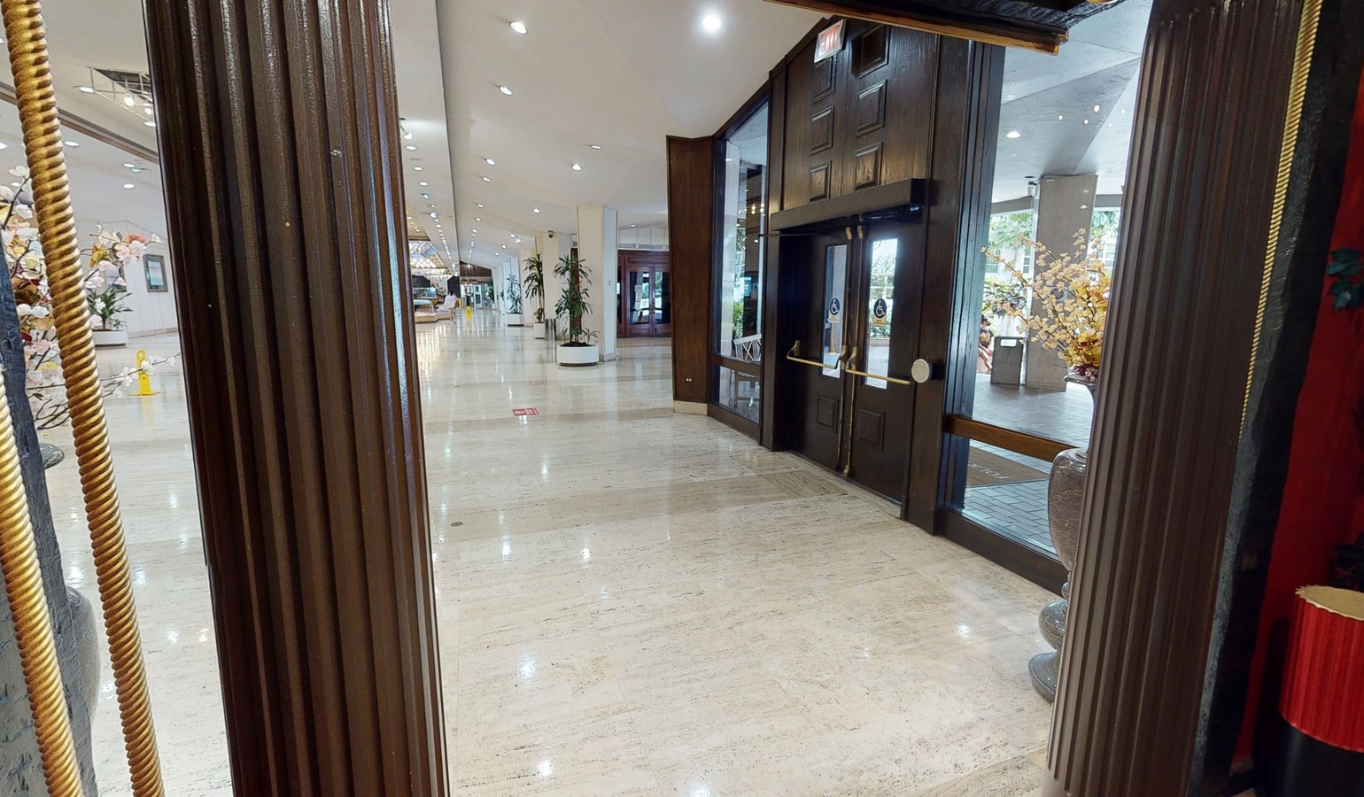 801 Brickell Bay Dr, Miami, FL 33131 - Lot Restaurant - - Photo intérieure - Image 2 of 7