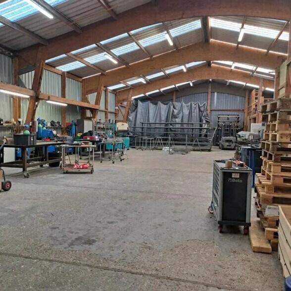 Local d'activités dans Grand Bourgtheroulde à vendre - Photo de l’immeuble – Image 2 sur 6