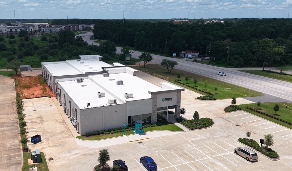 680 N FM 3083 Rd W, Conroe, TX à louer - Vidéo sur l’annonce professionnelle – Image 2 sur 17