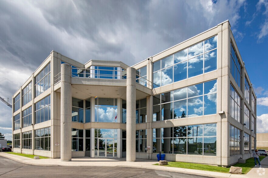 2355 Skymark Ave, Mississauga, ON à louer - Photo de l’immeuble – Image 2 sur 11
