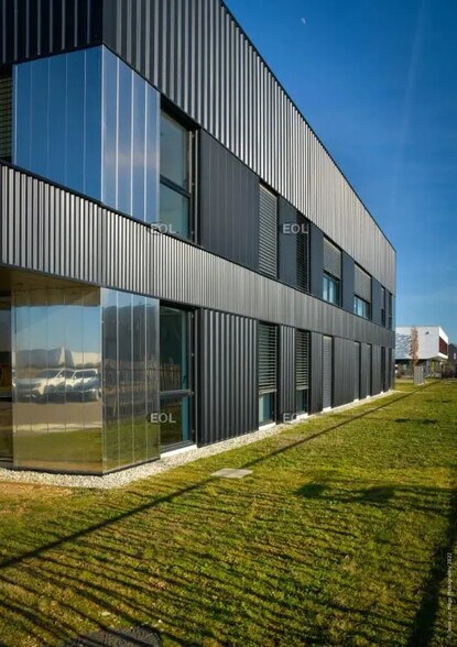 Local d’activités dans Genas à louer - Photo de l’immeuble – Image 3 sur 12