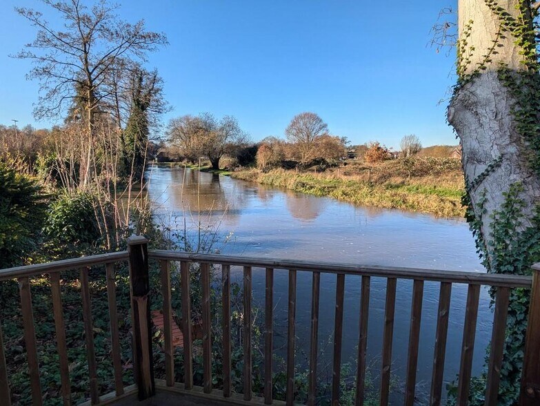 Douglas Dr, Godalming à vendre - Photo de l’immeuble – Image 3 sur 12