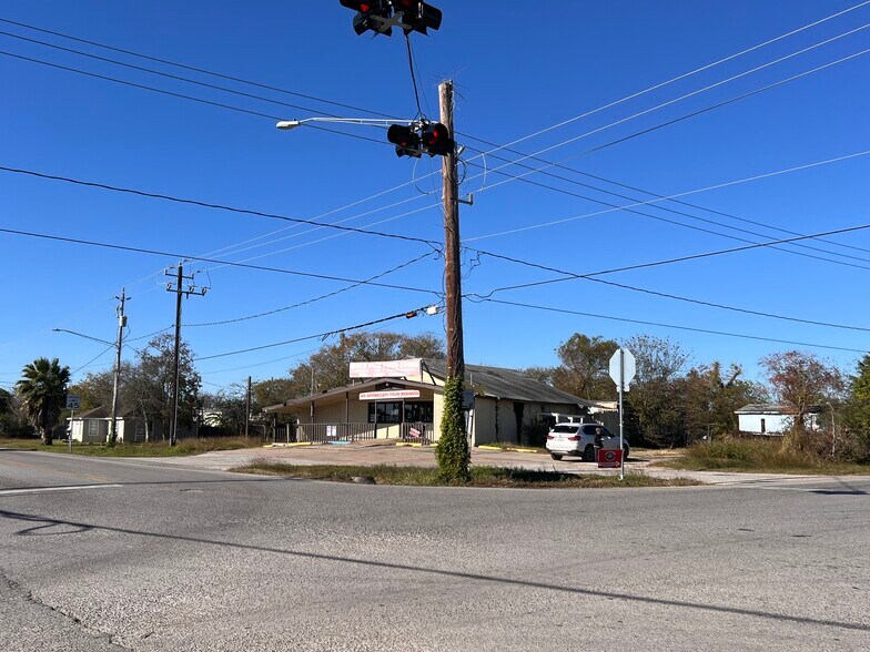 902 FM517, San Leon, TX à louer - Photo de l’immeuble – Image 2 sur 2