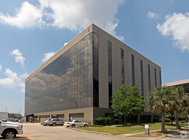 3330 W Esplanade Ave, Metairie, LA à louer - Photo principale – Image 1 sur 9