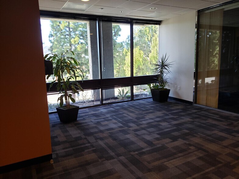 21540-21622 Plummer St, Chatsworth, CA à louer - Photo intérieure – Image 2 sur 5