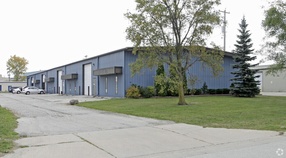 411 Travis Ln, Waukesha, WI à louer - Photo de l’immeuble – Image 1 sur 4