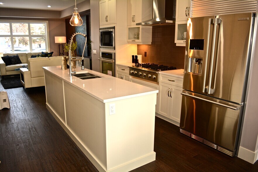 11331 76 Av NW, Edmonton, AB à vendre - Photo de l’immeuble – Image 3 sur 24