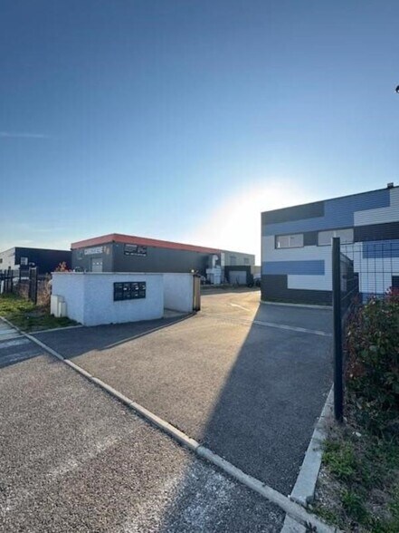 Local d'activités dans Dagneux à vendre - Photo de l’immeuble – Image 2 sur 7