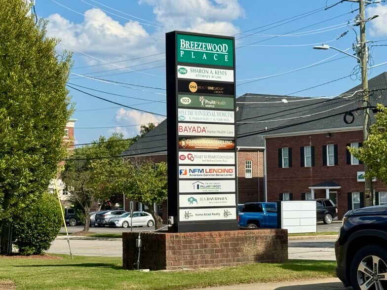 2936 Breezewood Ave, Fayetteville, NC à louer - Photo de l’immeuble – Image 2 sur 15