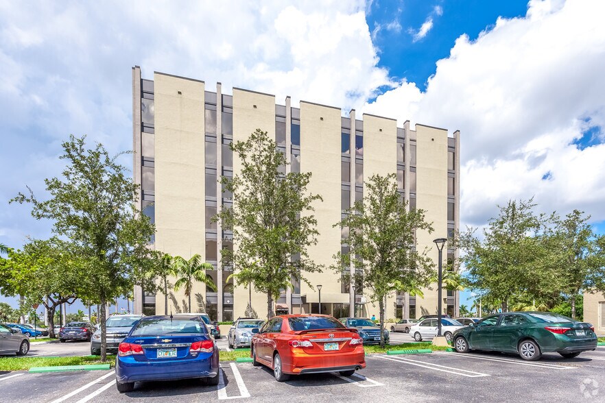1840 W 49th St, Hialeah, FL à louer - Photo de l’immeuble – Image 3 sur 13