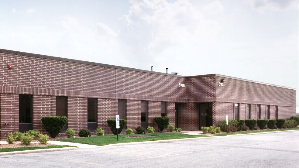 9742 W Foster Ave, Rosemont, IL à louer - Photo principale – Image 1 sur 15