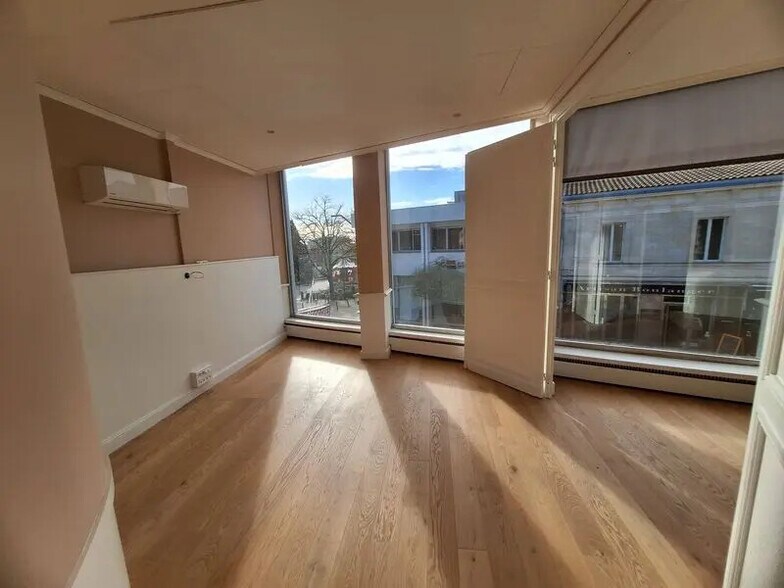 Bureau dans Saint-Médard-en-Jalles à louer - Photo intérieure – Image 2 sur 10