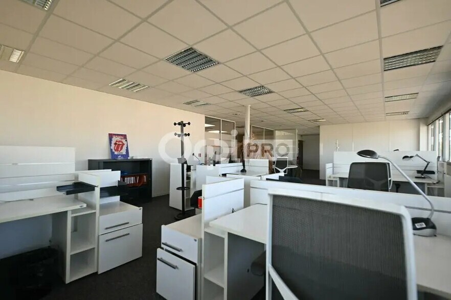 5 Rue Edison, Bron à louer - Photo de l’immeuble – Image 2 sur 7