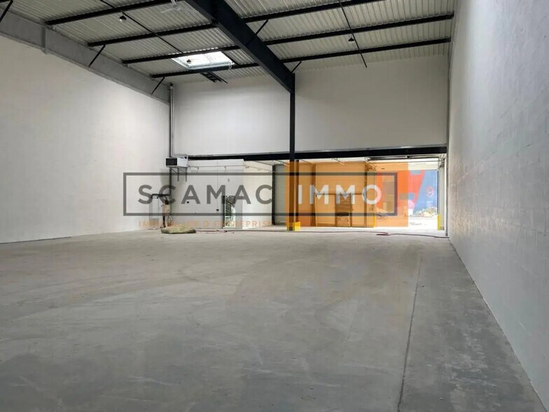 Local d’activités dans  à louer - Photo de l’immeuble – Image 1 sur 5