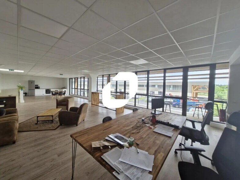 Local d’activités dans Collégien à louer - Photo de l’immeuble – Image 1 sur 5