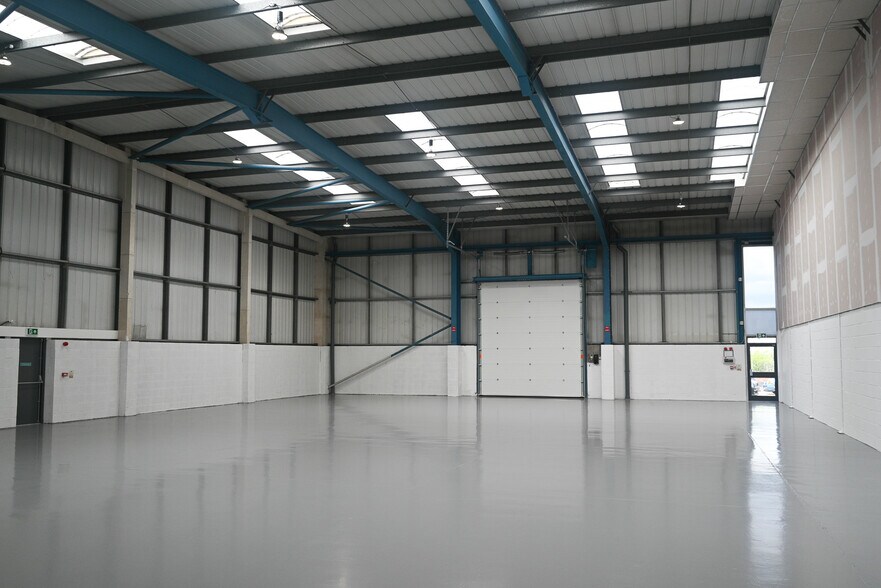 Snowdon Dr, Milton Keynes à louer - Photo de l’immeuble – Image 1 sur 5