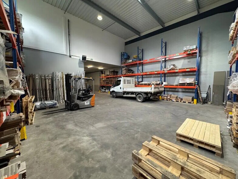 Local d'activités dans Cormeilles-en-Parisis à vendre - Photo de l’immeuble – Image 2 sur 7