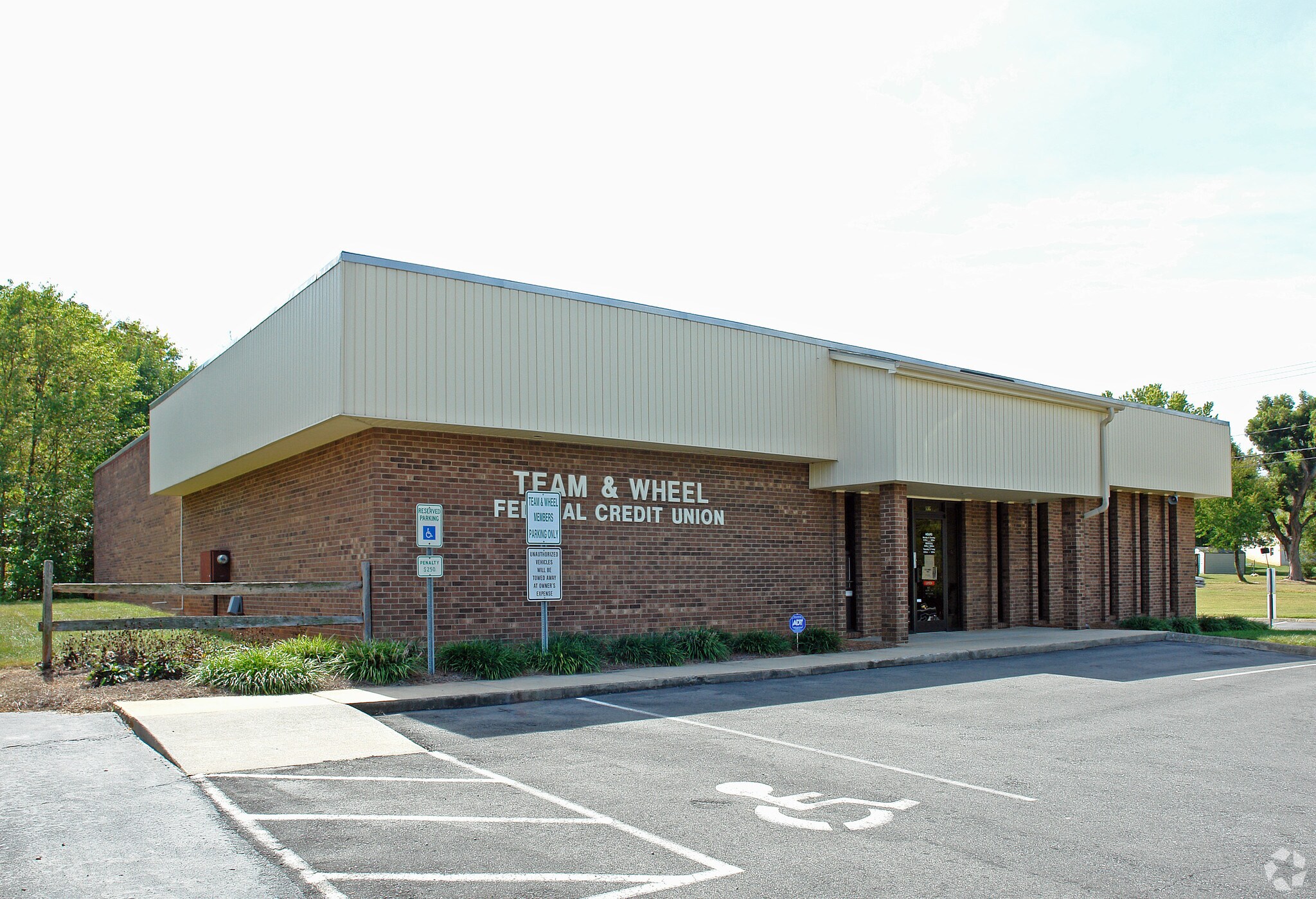 1405 Trademart Blvd, Winston-Salem, NC à vendre Photo de l’immeuble– Image 1 sur 16