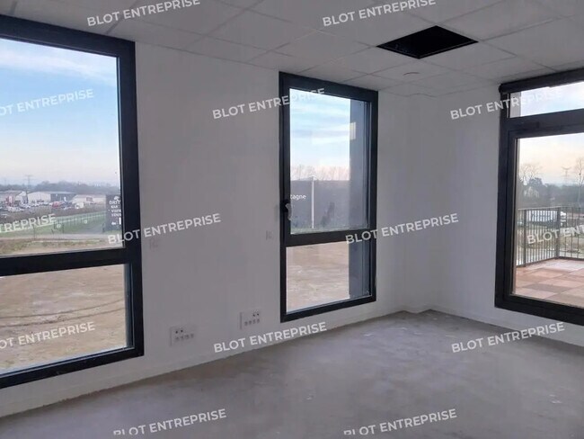 Plus de détails pour 5 Rue Victor Schoelcher, Concarneau - Bureau à louer