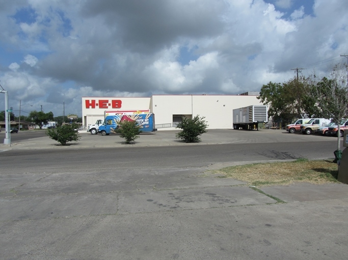 606 E King Ave, Kingsville, TX à louer - Photo de l’immeuble – Image 3 sur 10