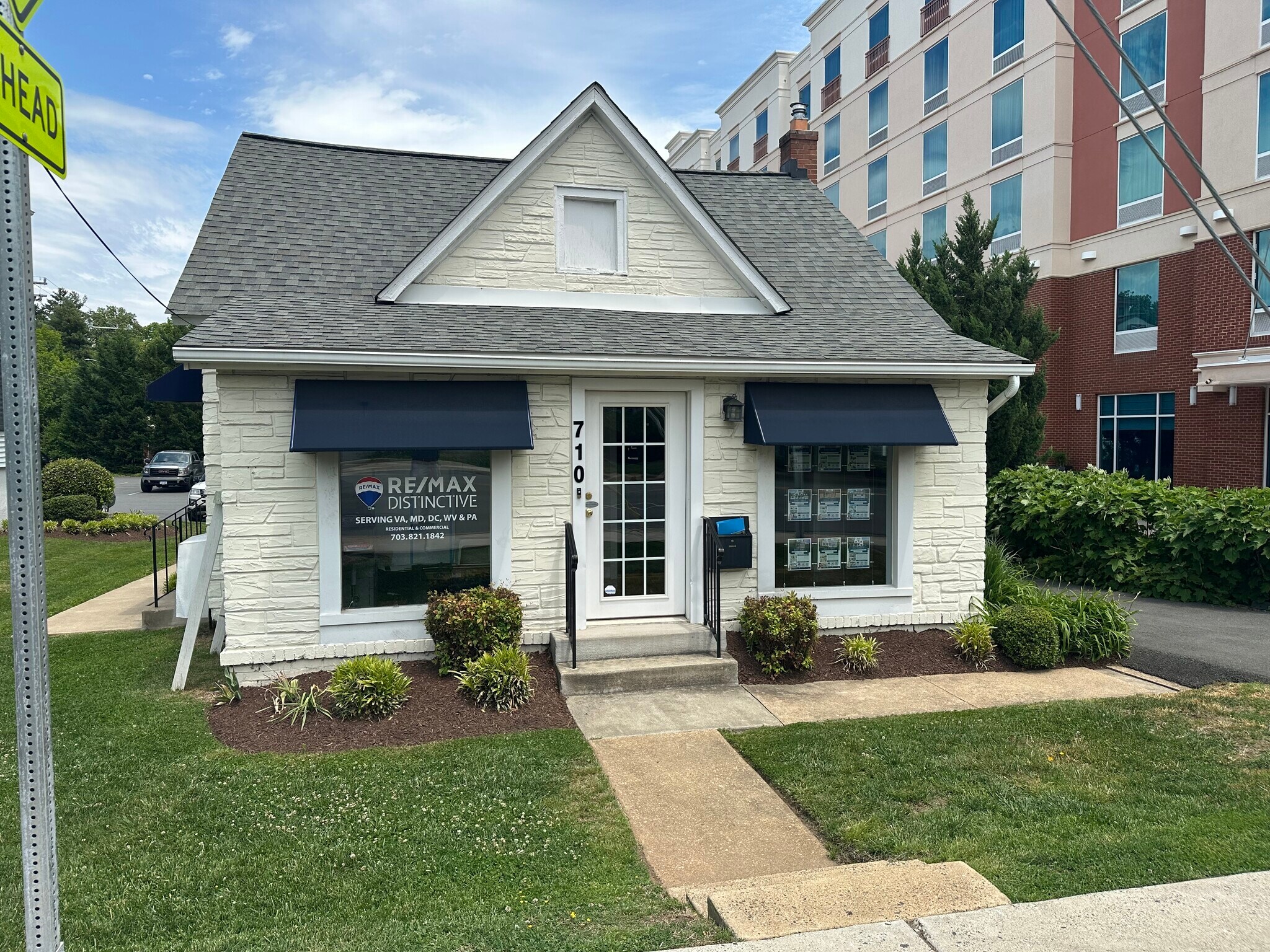 710 W Broad St, Falls Church, VA à louer Photo de l’immeuble– Image 1 sur 7
