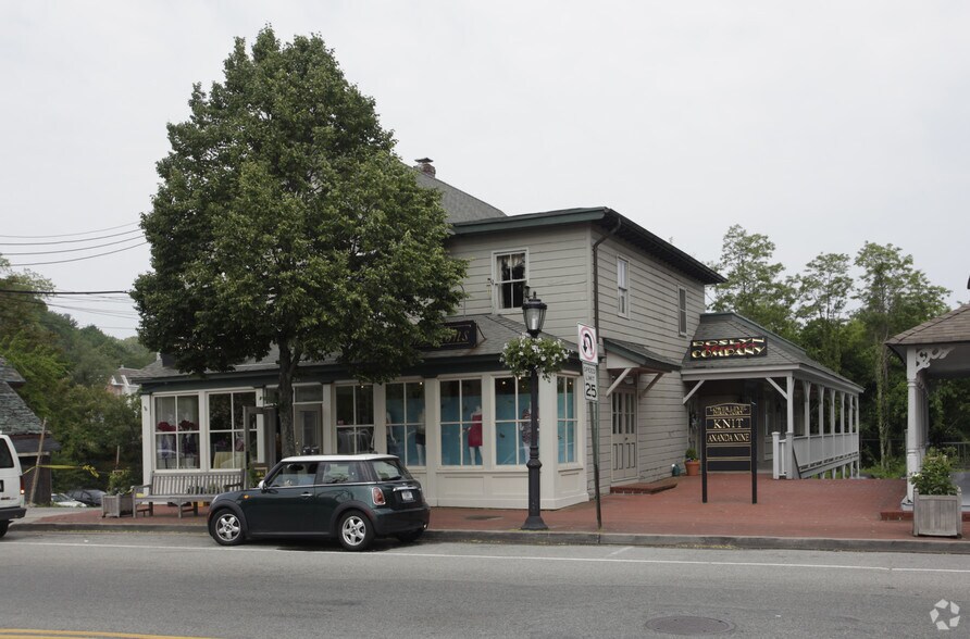 1353 Old Northern Blvd, Roslyn, NY à vendre - Photo de l’immeuble – Image 3 sur 8