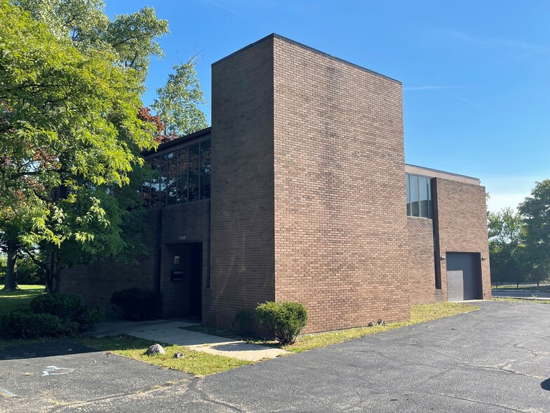 2500 Rochester Ct, Troy, MI à vendre - Photo de l’immeuble – Image 1 sur 5