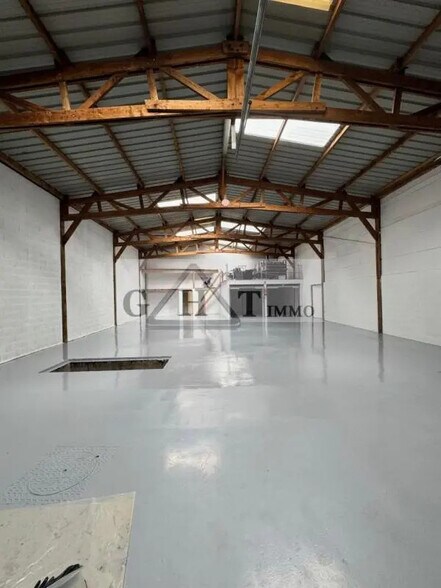 Industriel/Logistique dans Mandres-les-Roses à louer - Photo de l’immeuble – Image 2 sur 5