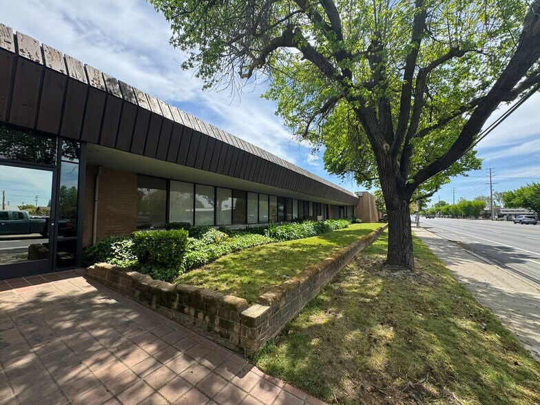 2020 Coffee Rd, Modesto, CA à vendre - Photo de l’immeuble – Image 2 sur 10