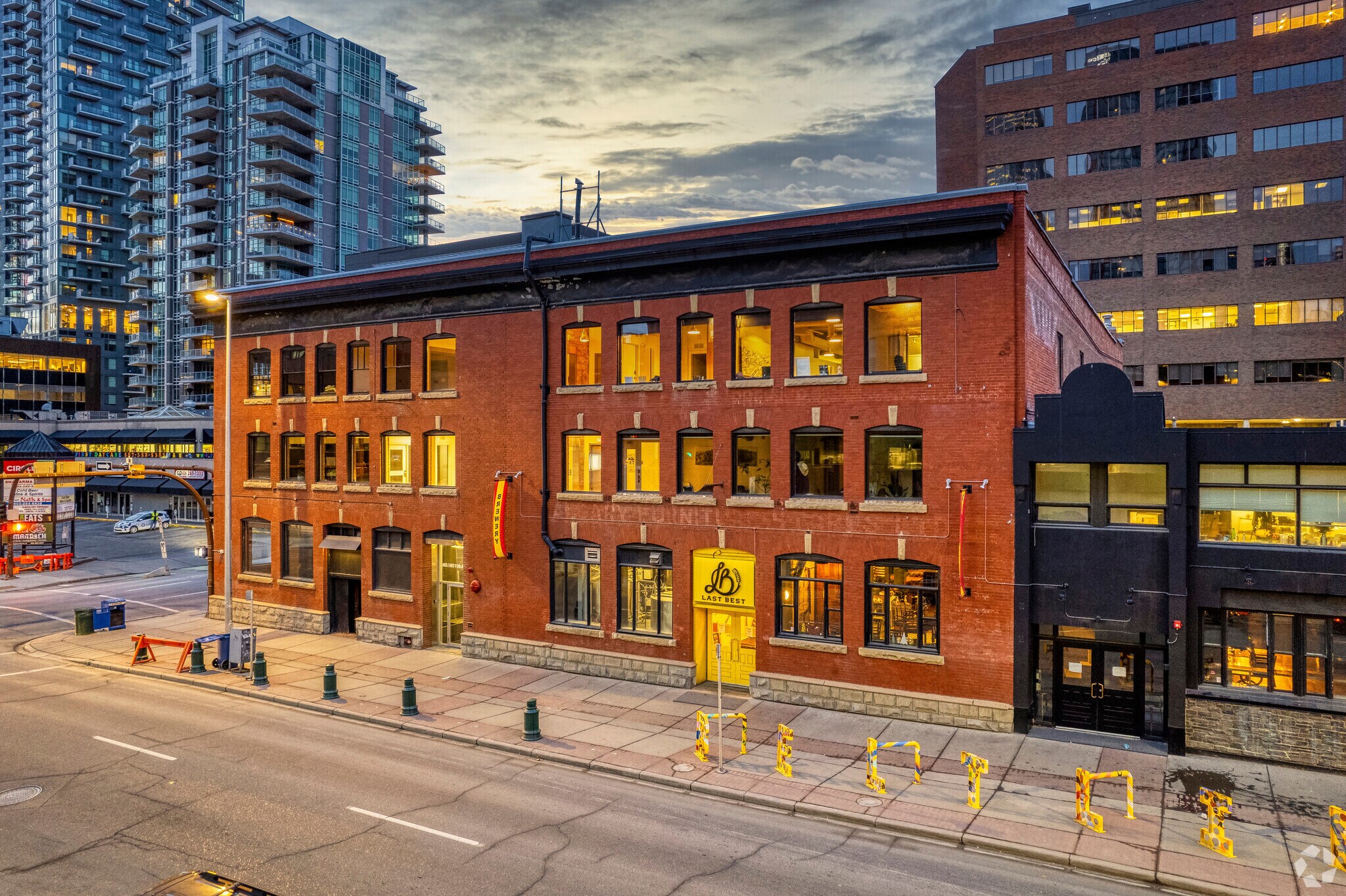 605 11 Ave SW, Calgary, AB à louer Photo de l’immeuble– Image 1 sur 9