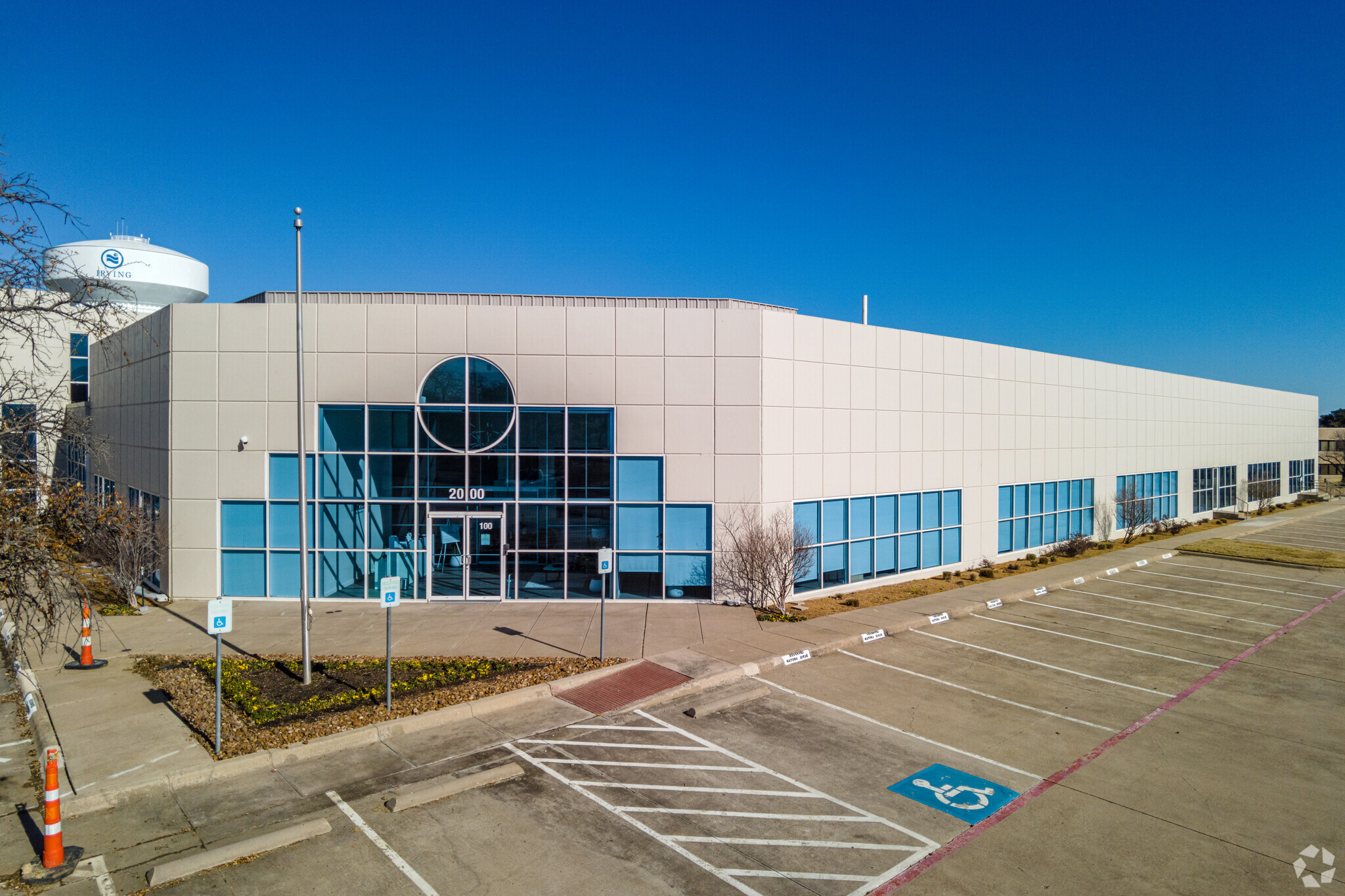 2000 Westridge Dr, Irving, TX à louer Photo de l’immeuble– Image 1 sur 9