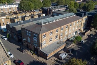 9-15 Elthorne Rd, Londres à louer Photo de l’immeuble– Image 1 sur 6