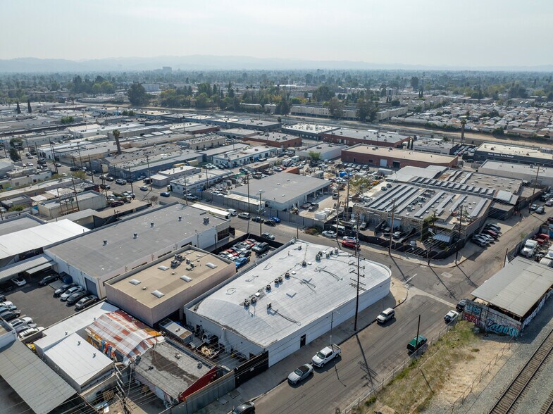 7460 Varna Ave, North Hollywood, CA à vendre - Photo de l’immeuble – Image 3 sur 9