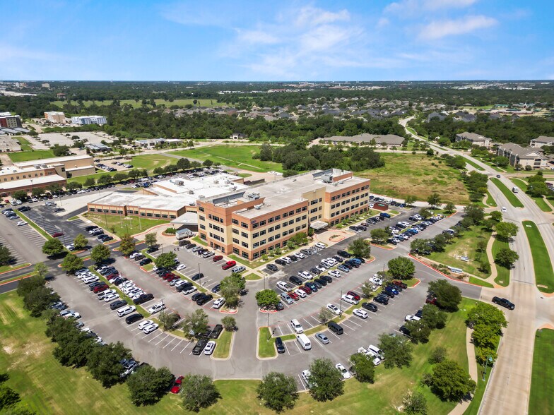 3201 University Dr E, Bryan, TX à louer - Photo de l’immeuble – Image 2 sur 19