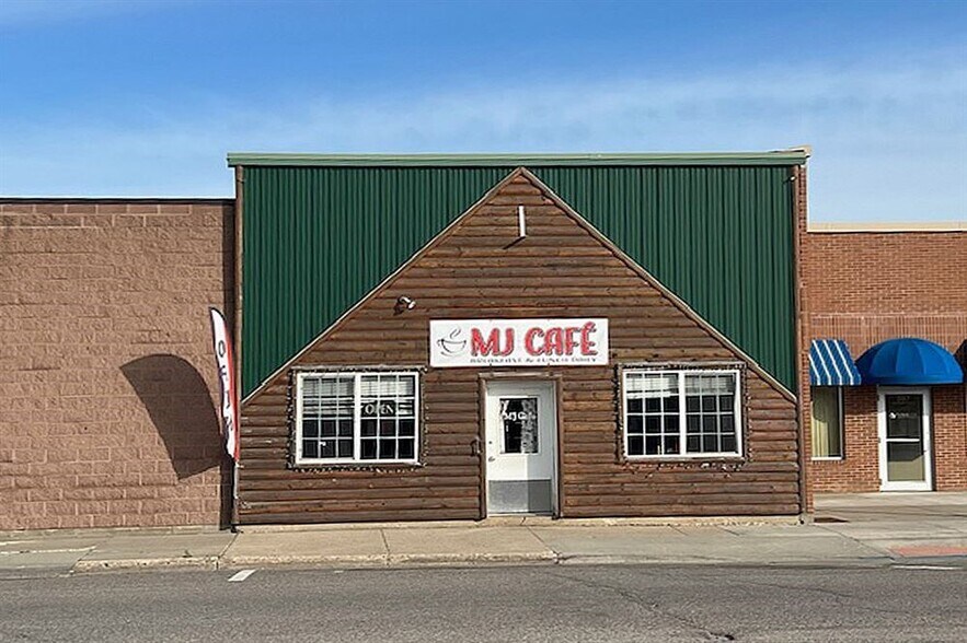 105 Johnson Ave N, Fosston, MN à vendre - Photo de l’immeuble – Image 1 sur 24