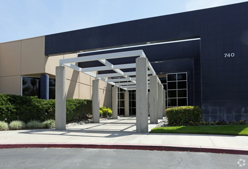 740 E Carnegie Dr, San Bernardino, CA à vendre - Photo de l’immeuble – Image 3 sur 4