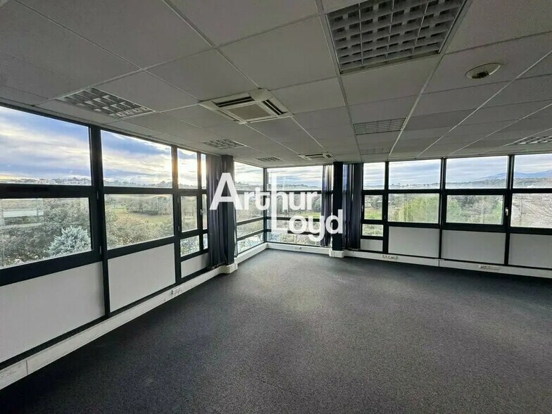 Local d’activités dans SOPHIA ANTIPOLIS à louer - Photo de l’immeuble – Image 2 sur 11