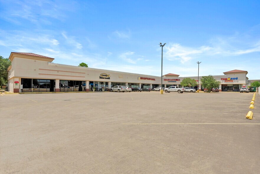 301 Vista Rd, Pasadena, TX à louer - Photo de l’immeuble – Image 1 sur 21