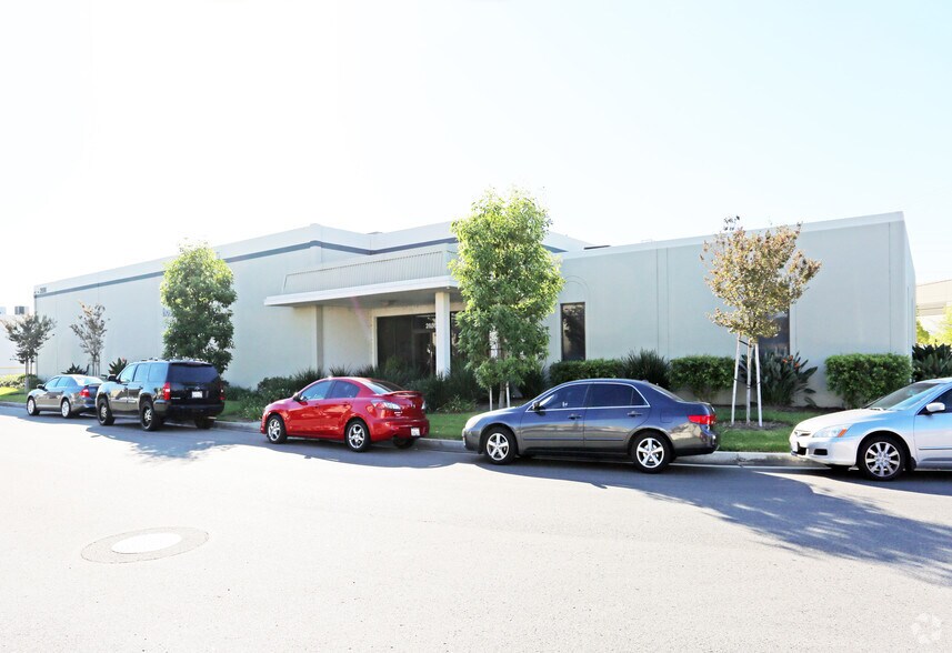 2886 E Blue Star St, Anaheim, CA à louer - Photo principale – Image 1 sur 6