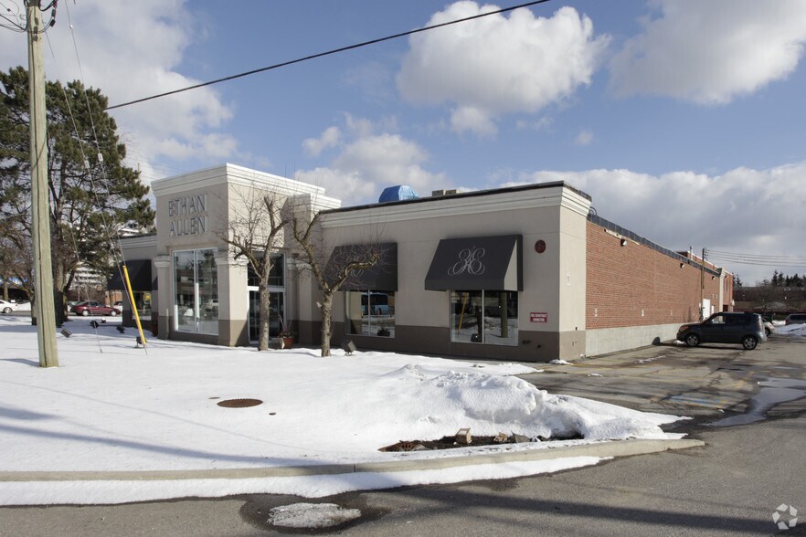 8134 Yonge St, Thornhill, ON à vendre - Photo principale – Image 1 sur 2