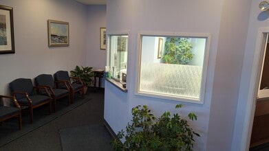 1265 Reservoir Ave, Cranston, RI à louer Photo intérieure– Image 1 sur 12