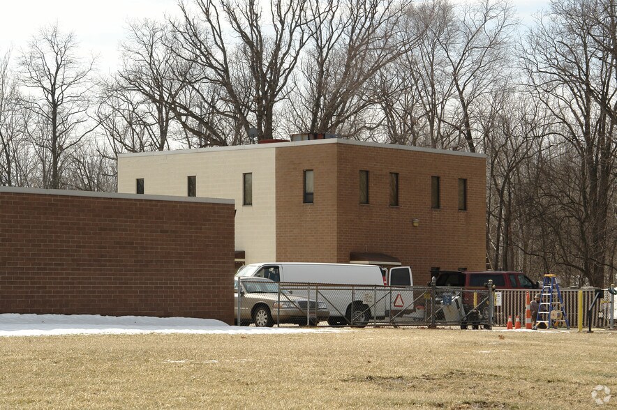 10001 York Theta Dr, North Royalton, OH à louer - Photo de l’immeuble – Image 2 sur 2