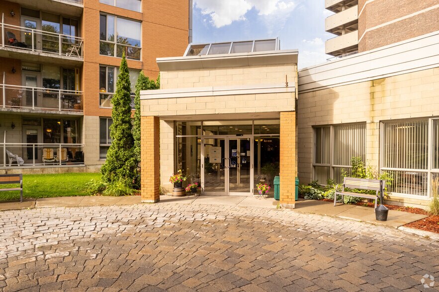 1055 Boul De La Côte-Vertu, Saint-Laurent, QC à vendre - Photo de l’immeuble – Image 2 sur 5