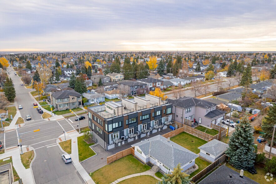 2005 37 St SW, Calgary, AB à vendre - Aérien – Image 2 sur 5