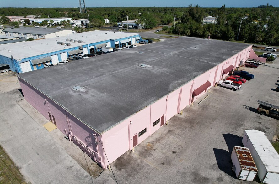 1624 SE Village Green Dr, Port Saint Lucie, FL à louer - Photo de l’immeuble – Image 3 sur 5