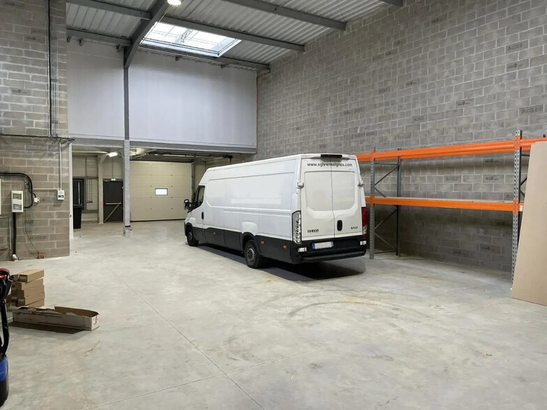 Local d’activités dans FRÉPILLON à louer - Photo de l’immeuble – Image 3 sur 8